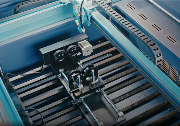 Comment installer un accessoire rotatif sur une machine laser OMTech Pronto