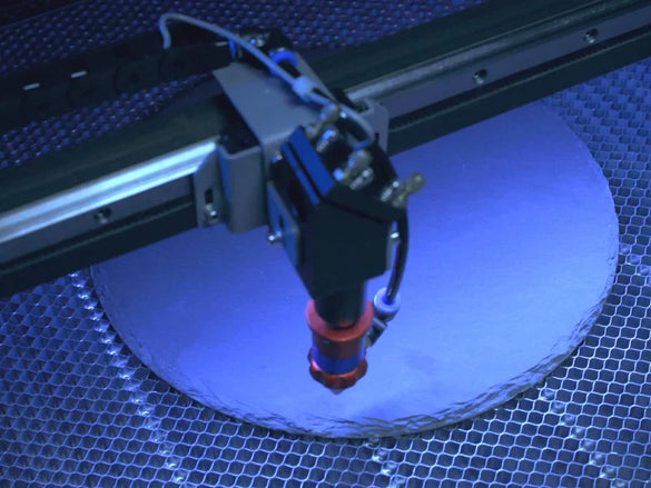 Prévention des bourrages de graveur laser grâce à des ajustements intelligents de la ceinture et des rails