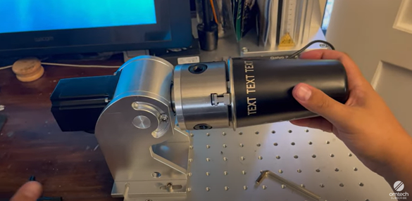 Maîtrisez l'art de la gravure laser sur surfaces courbes grâce aux accessoires rotatifs