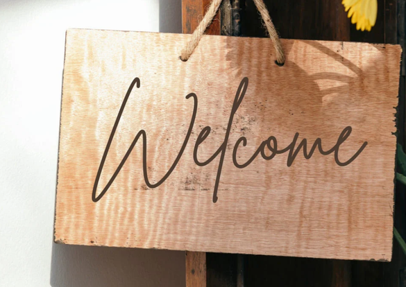 Rénovation d'enseignes extérieures : Techniques de gravure laser pour des espaces extérieurs élégants