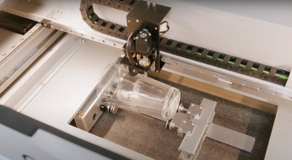 Gravure laser UV ou CO₂ : laquelle convient le mieux à votre matériau ?